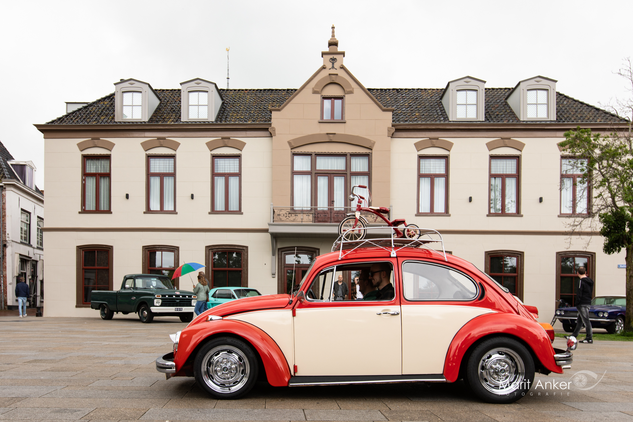 Oldtimer auto tijdens evenement in Dokkum 2024